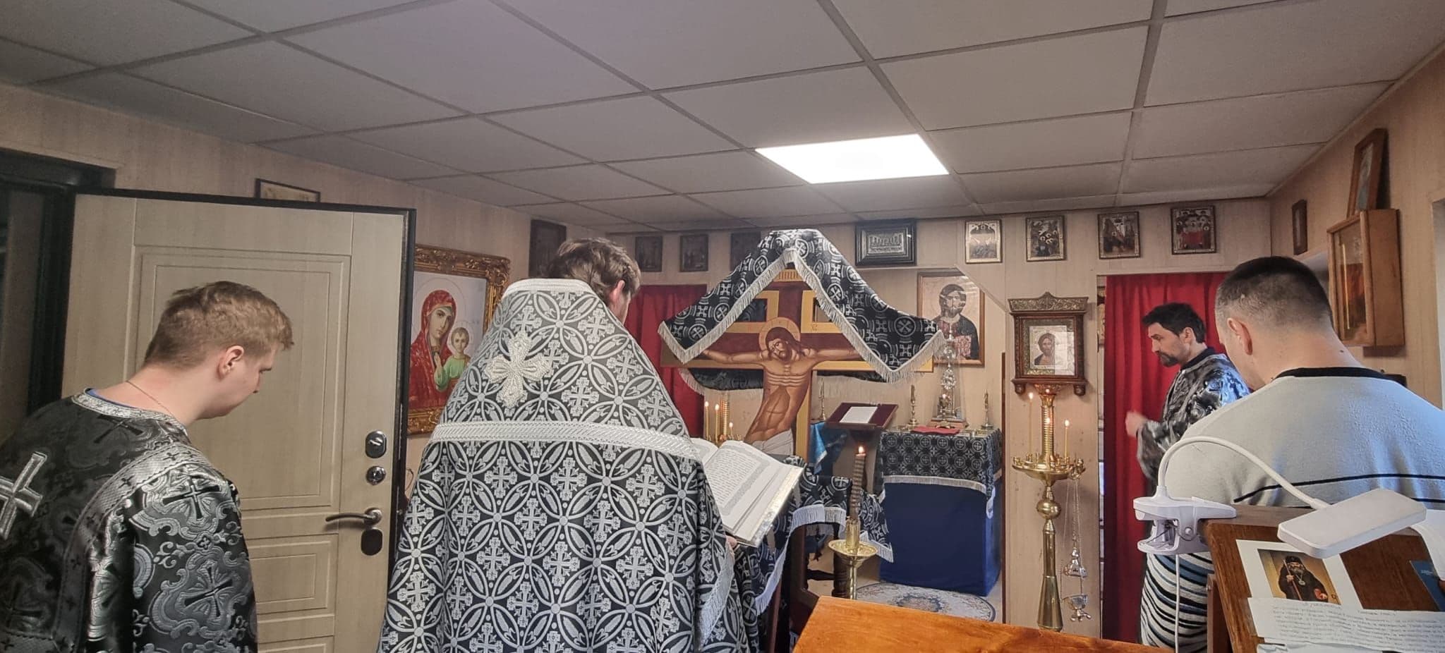Suure Reede hommikuteenistus 12 kannatus-evangeeliumi lugemisega Kaasani Jumalaema ikooni kirikus