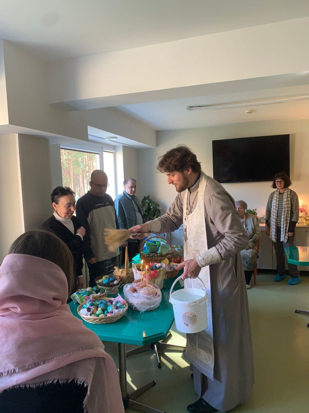 Kristuse ülestõusmise püha päevadel toimus Narva-Jõesuu linnas Holliduse juures asuvas peaingel Miikaeli kirikus traditsiooniline lihavõttekookide ja munade õnnistamine.