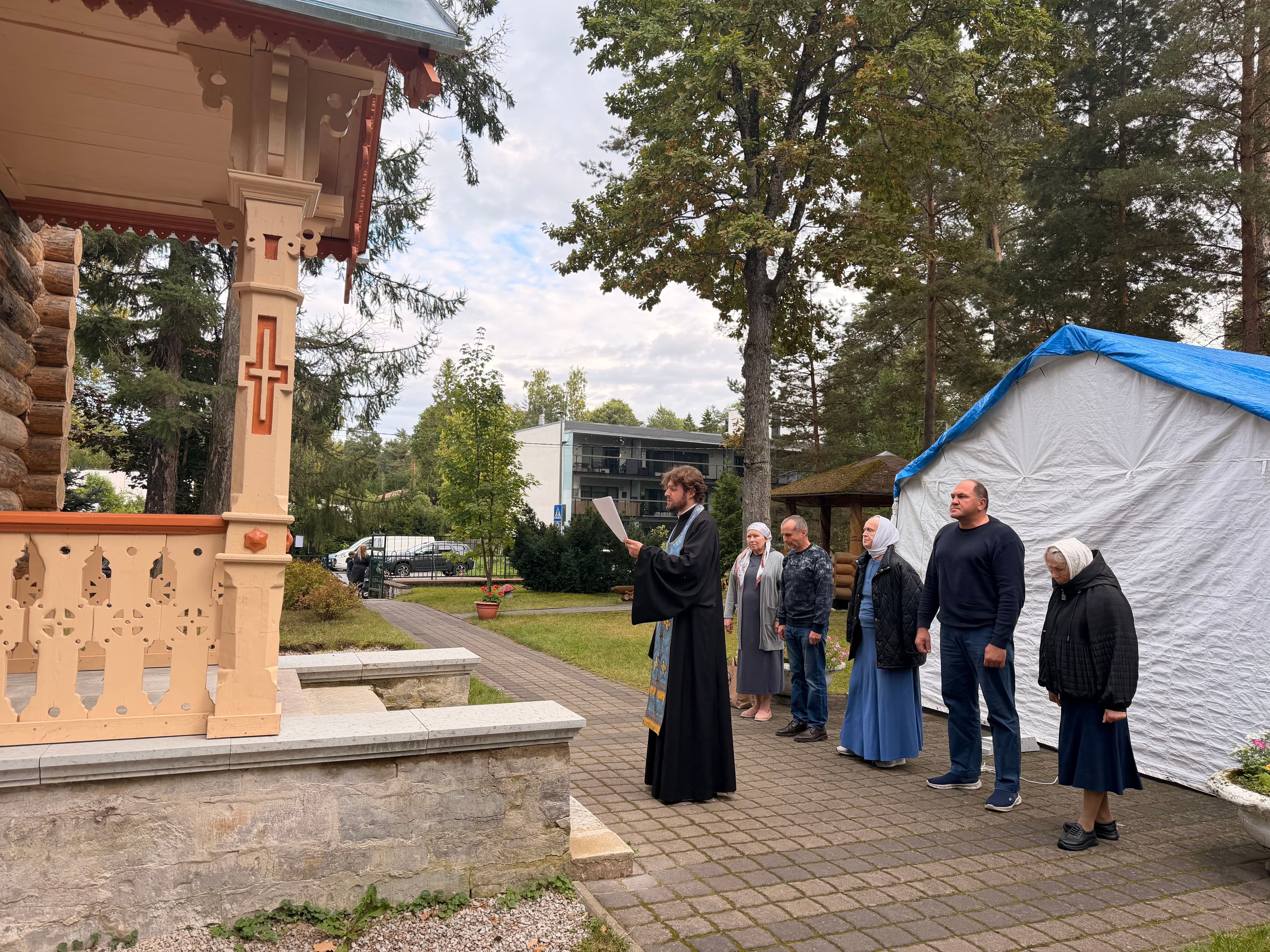 Акафист Казанской иконе Пресвятой Богородицы на территории восстанавливающегося храма